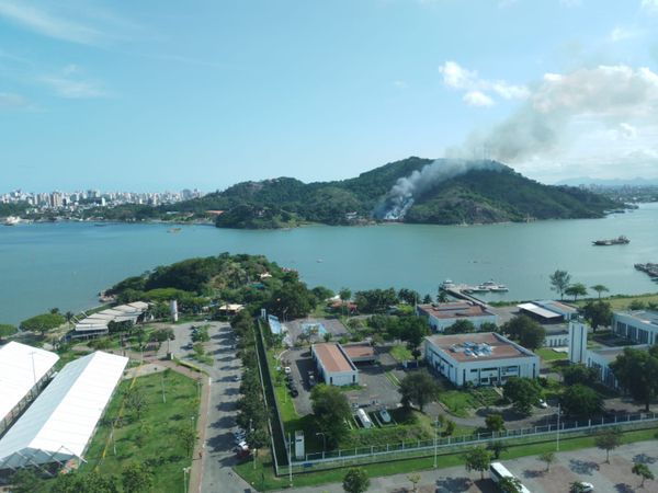 Incêndio em beach club de Vila Velha por Luís Guilherme Campos Correa