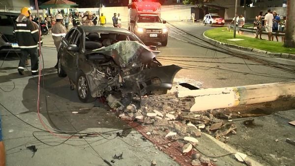 Mulher é arremessada do carro após acidente em Vitória
