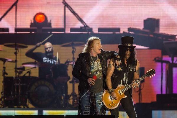 O vocalista Axl Rose e o guitarrista Slash na apresentação da banda Guns N' Roses no palco Mundo, no sexto dia do Rock in Rio 2017