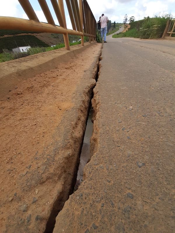 Uma vistoria realizada por uma equipe  do Crea-ES identificou que a ponte em Japira, Linhares, apresenta fissuras  por Crea-ES