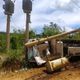 Imagem - Caminhão derruba postes e tomba em acidente em Sooretama