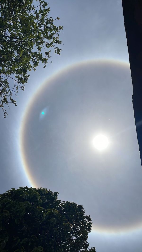 Fenômeno halo solar chama a atenção no céu do ES por Julia Moro