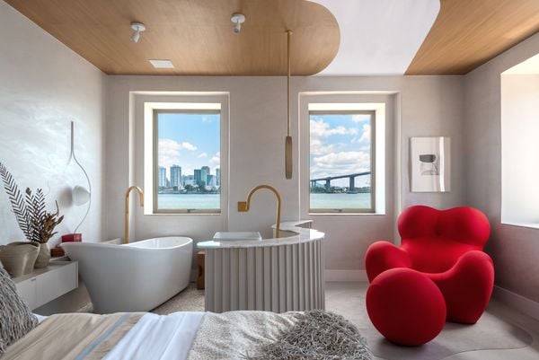 No projeto para a Casacor Espírito Santo, Carol Zamboni escolheu o conceito de quarto aberto, integrando local de descanso, closet e banheiro. Com isso, foi possível, mesmo no espaço reduzido, inserir uma banheira de imersão.