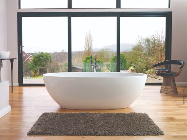 Os modelos de banheiras de imersão estão ganhando espaço nas casas dos brasileiros. A praticidade e o design são capazes de fazer delas peças de destaque na decoração.