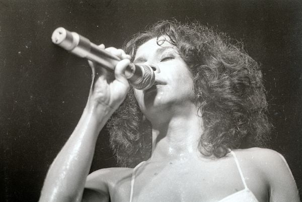 Gal Costa em apresentação no Ginásio Dom Bosco, em 1982