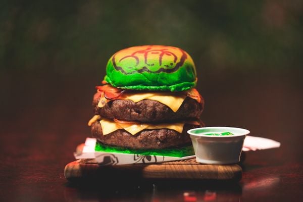 Hulk Burger da hamburgueria Heróis Burger, com unidade em Vila Velha por Heróis Burger/Divulgação