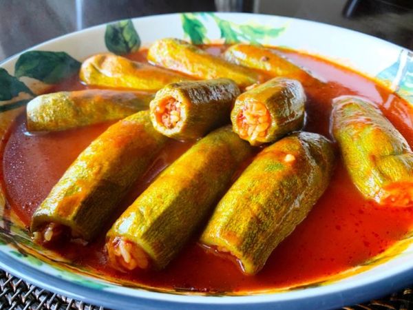 Kousa mahshi pode ser recheado com grão-de-bico ou com carne moída