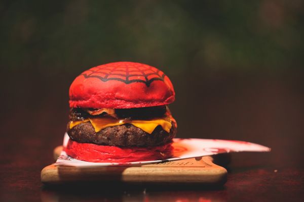 Spider-Man Burger da hamburgueria Heróis Burger, com unidade em Vila Velha por Heróis Burger/Divulgação