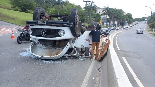 Acidente com caminhão na Norte Sul, na Serra