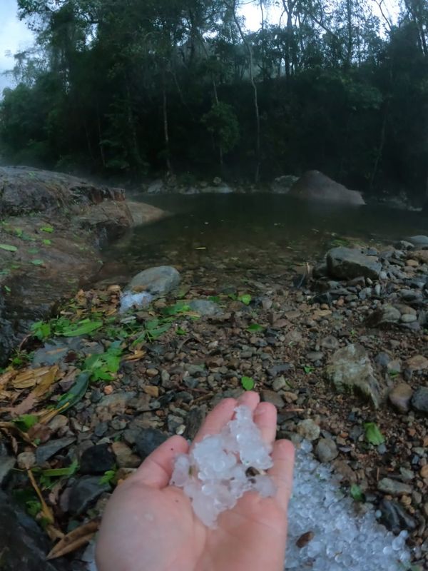 Chuva de granizo é registrada no Poço do Egito, em Iúna por Txai Damiano Soares