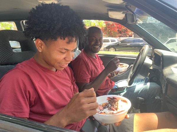 Eduardo (18) e Regino (43) são clientes fiéis da marmita de churrasco