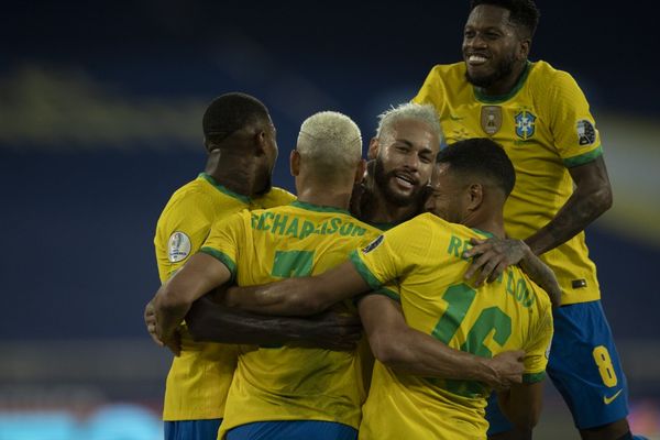 Jogadores da Seleção Brasileira em comemoração de gol