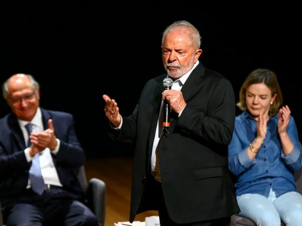 Lula discursou para deputados ao lado de Alckmin e Gleisi