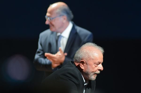 Lula discursou para deputados com Alckmin ao fundo