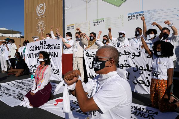 Manifestantes participam de um protesto por justiça climática e direitos humanos durante a 27ª Conferência das Partes das Nações Unidas sobre Mudanças Climáticas, a COP-27, em Sharm el-Sheikh, no Mar Vermelho, no Egito, nesta quinta-feira, 10 de novembro de 2022.