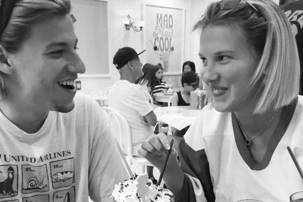 Millie Bobby Brown e o namorado Jake Bongiovi