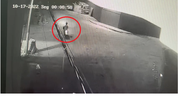 Momento em que a vítima chega de motocicleta antes de ser morto a tiros