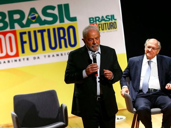 O presidente eleito, Luiz Inácio Lula da Silva, e o vice-presidente eleito, Geraldo Alckmin, durante reunião com parlamentares 