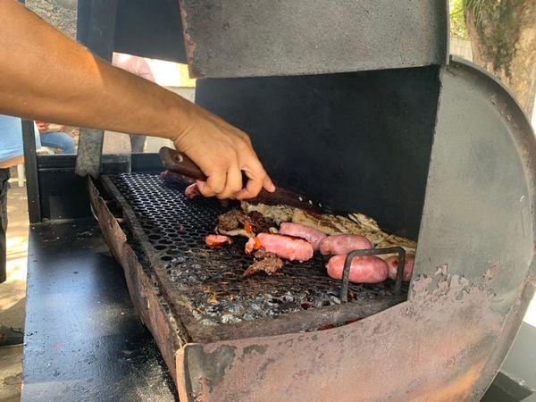 Patrique prepara o churrasco todos os dias no ponto em Santa Helena