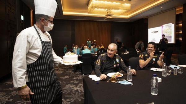 Chef Jaime Maciel serve bolo ao técnico Tite