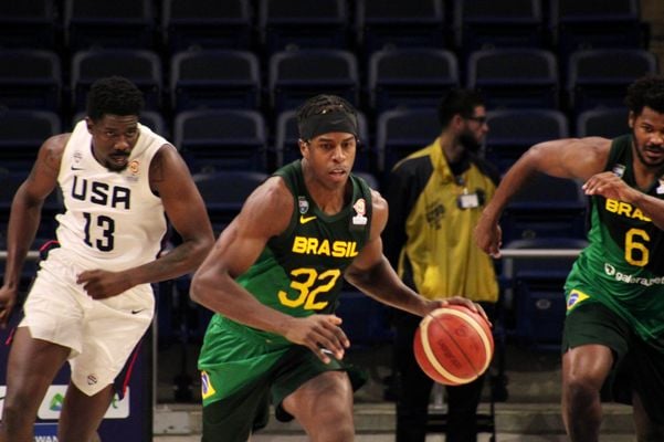Georginho em jogo da seleção brasileira de basquete contra os Estados Unidos