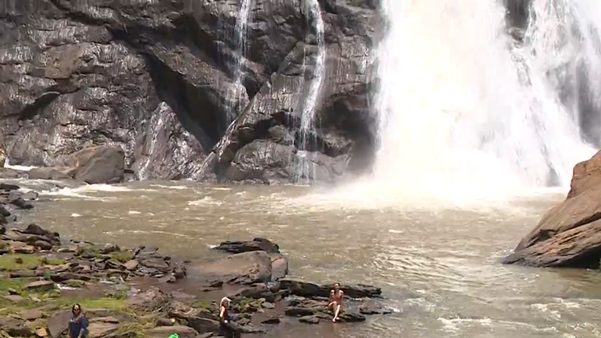 Cachoeira localizada no Parque da Fumaça, na região do Caparaó por Filipe Vargas