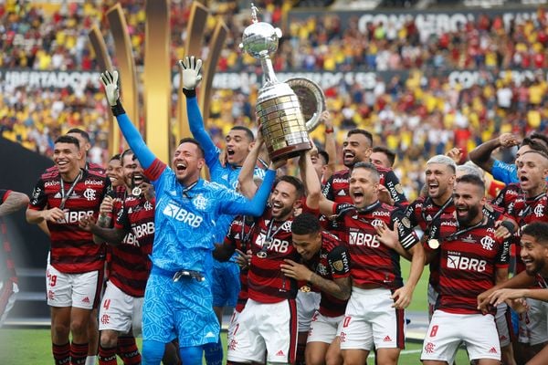 Jogadores do Flamengo levantam o troféu da Libertadores