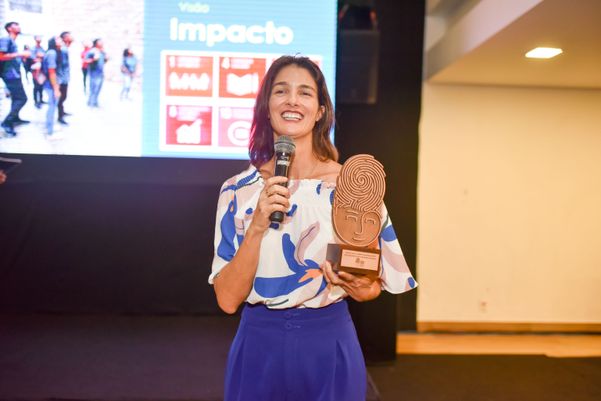 Juliana Ferrari com a obra de Ana Paula Castro