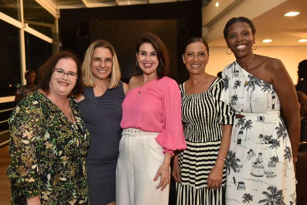 Lucia Luz, Stella Miranda, Renata Rasseli, a regente Luciene Tratti e Veronica Lopes