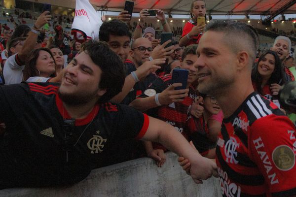 Diego Ribas interage com a torcida em sua despedida do Flamengo, ao final da partida contra o Avaí,