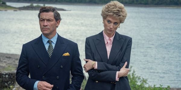 Elizabeth Debicki como a princesa Diana e Dominic West como o príncipe Charles, na quinta temporada de 