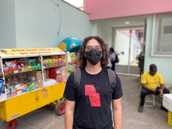 Gabriel Carias, 17 anos. É a primeira vez que vai fazer a prova. Pensa em fazer Psicologia.  “Eu tenho certeza eu vai ser muito difícil, meus professores falam que é prova pra adulto, que precisa ter bom senso. Me preparei o ano todo e não tô tão nervoso, sinto que fiz o que pude”. 