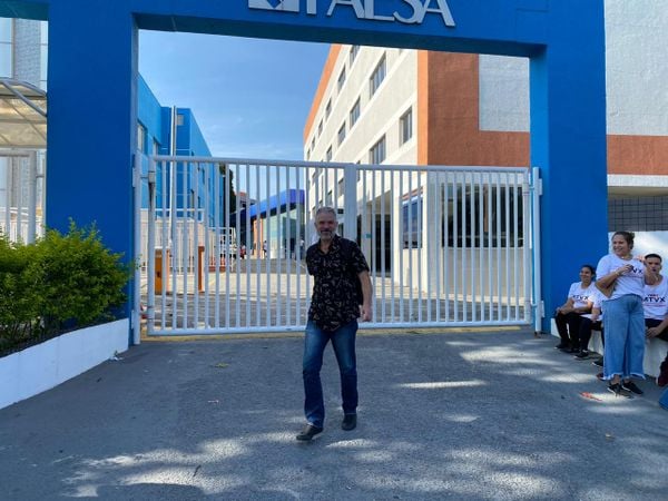 O candidato Renilton Tavares, de 54 anos, foi o primeiro a deixar o local de prova