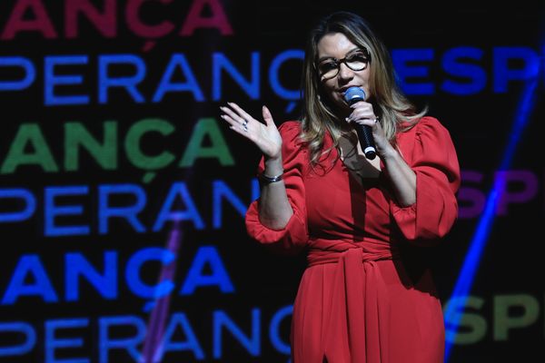  Janja Lula da Silva em discurso ao público durante encontro com movimentos e lideranças políticas