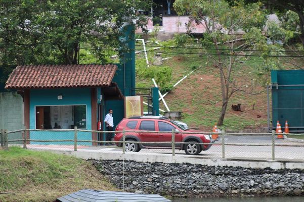 A entrada de veículos é permitida. Há locais para estacioná-los. por Vitor Recla