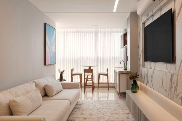 Ambiente com uso do linho e cores claras nas paredes e marcenaria