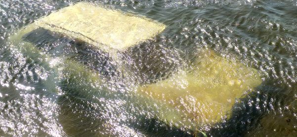 Bombeiros tentaram visualizar corpo dentro da água, mas foi preciso retirar o veículo para encontrar por Divulgação/Corpo de Bombeiros