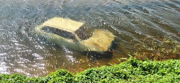Carro estava totalmente submerso pela água, em vala de fazenda de Linhares  por Divulgação/Corpo de Bombeiros