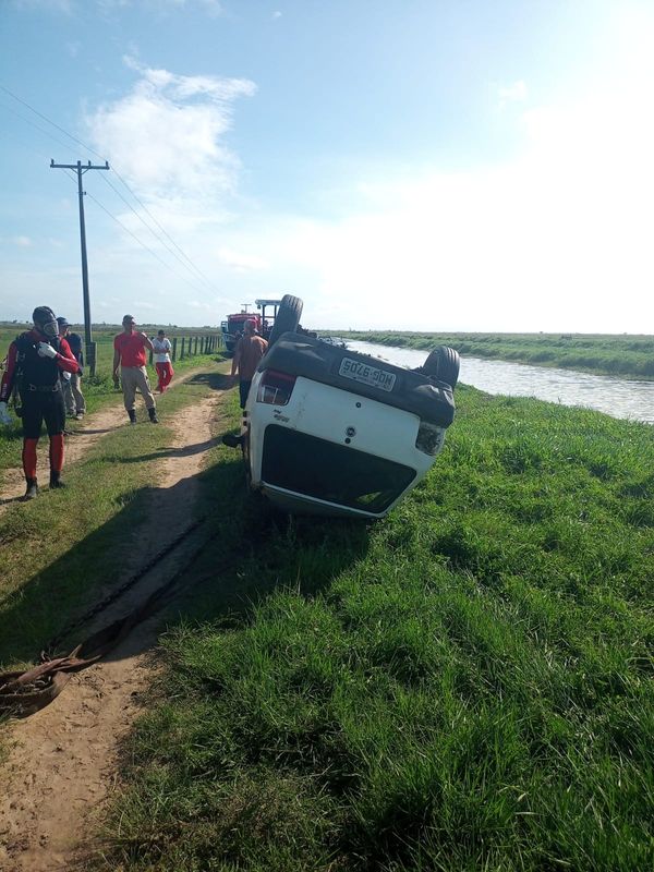 Carro foi retirado da água com ajuda de um trator por Divulgação/Corpo de Bombeiros