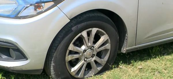 Moradores furaram os pneus do carro do motorista de aplicativo suspeito de assediar a passageira