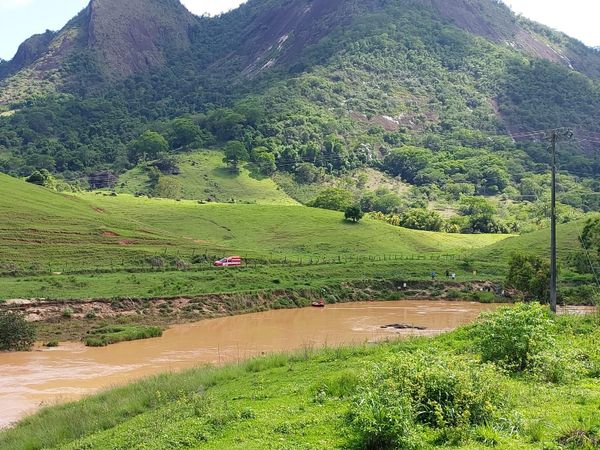 Padrasto e enteada mergulham em rio em Alegre e desaparecem  por Bruna Hemerly 