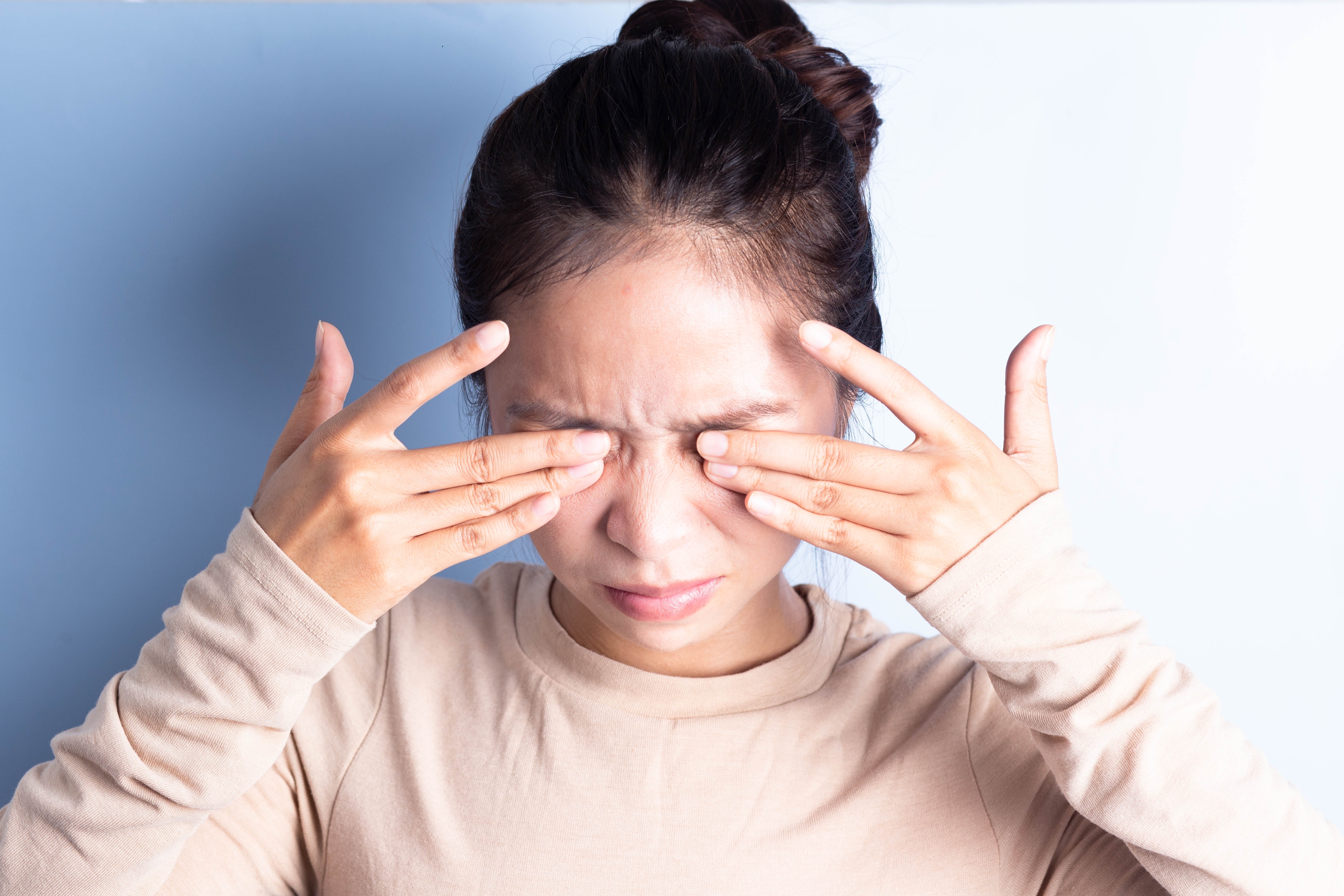 De acordo com o oftalmologista Cesar Ronaldo Filho, do Hospital de Olhos de Vitória, um incômodo na lente de contato pode esconder uma infecção grave