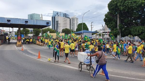 Bolsonaristas insatisfeitos com o resultado das eleições no Brasil sobem a Terceira Ponte no dia 15 de novembro