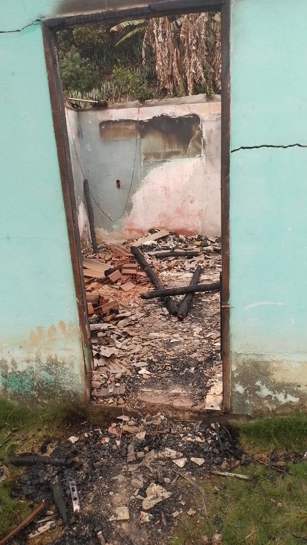 Incêndio destroi casa no interior de Santa Maria de Jetibá  por Leitor| A Gazeta 