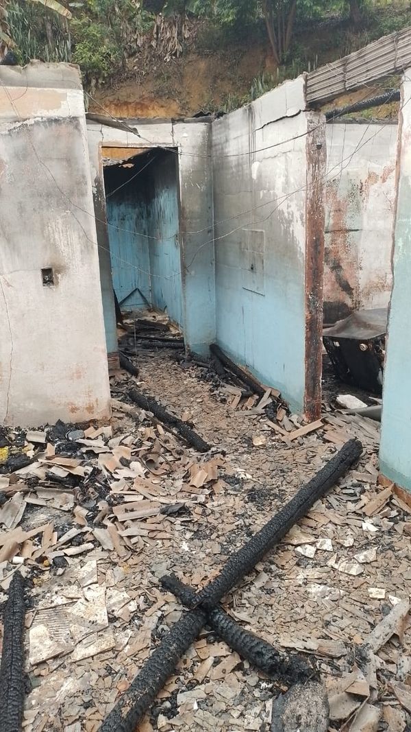 Incêndio destroi casa no interior de Santa Maria de Jetibá  por Leitor| A Gazeta 