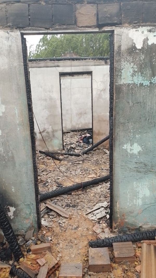 Incêndio destroi casa no interior de Santa Maria de Jetibá  por Leitor| A Gazeta 