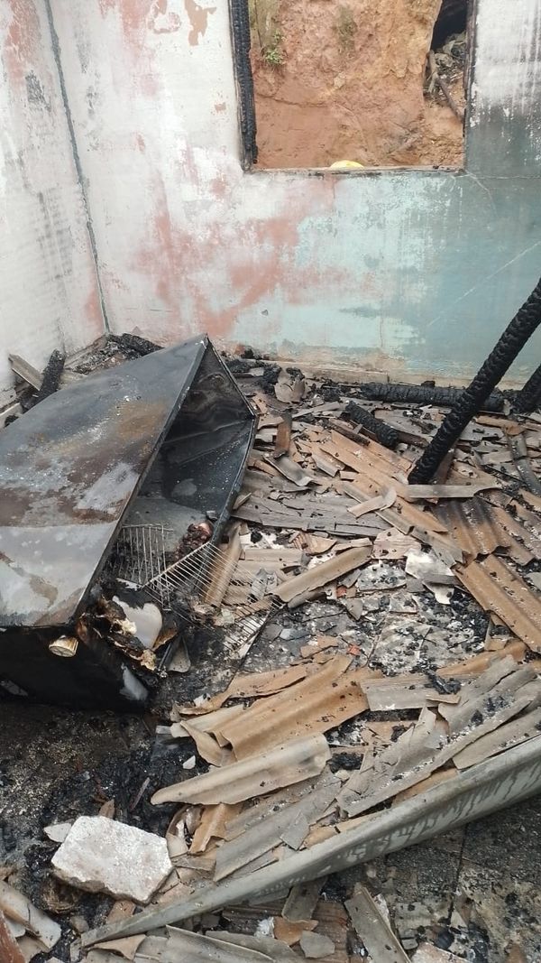 Incêndio destroi casa no interior de Santa Maria de Jetibá  por Leitor| A Gazeta 