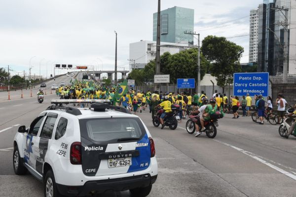 Manifestantes insatisfeitos com resultado das eleições sobem a Terceira Ponte no dia 15 de novembro