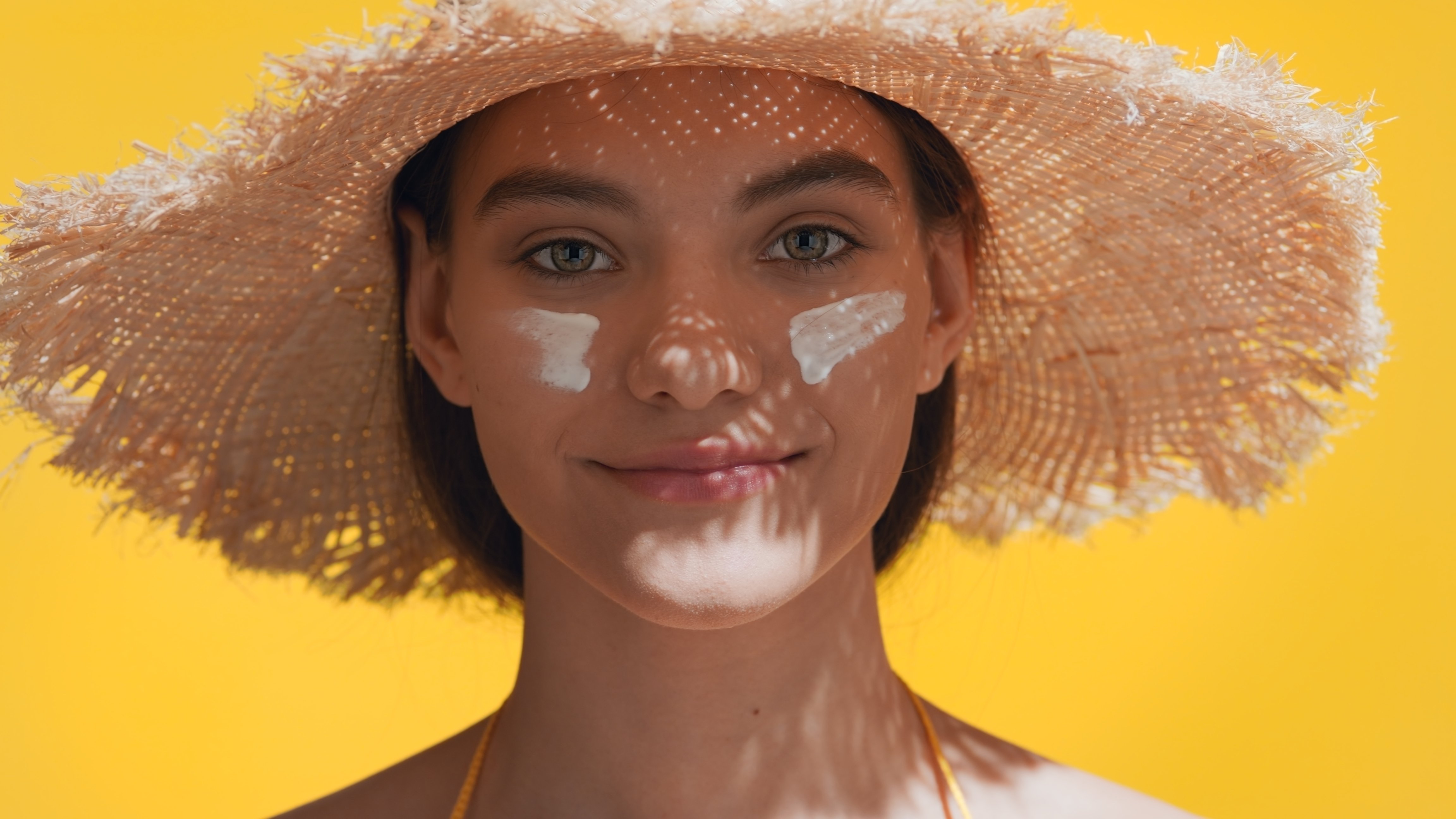 O filtro solar ideal é aquele que a textura se adapta bem ao tipo de pele que é proposto a proteger. Ele deve ainda apresentar boa resistência à água