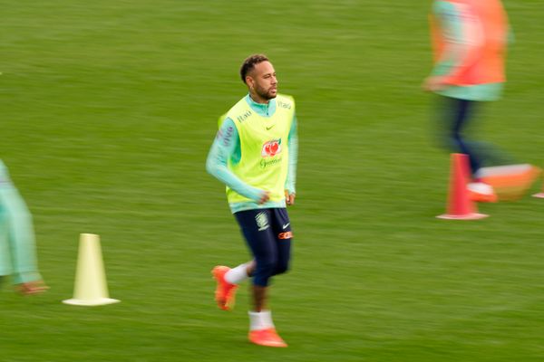O atacante Neymar (c), do Brasil,   durante treino da equipe realizado no   campo de treinamento de Continassa, em   Turim,
